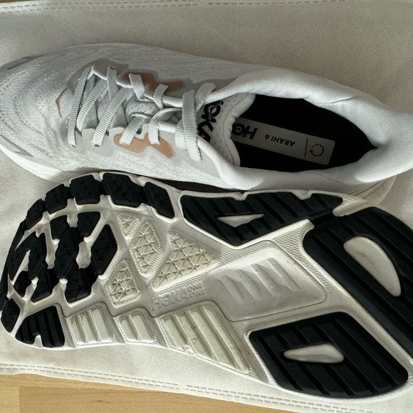 HOKA size 8.5 grey ish off white color! So comfy! Arahi model - Picture 3 of 3